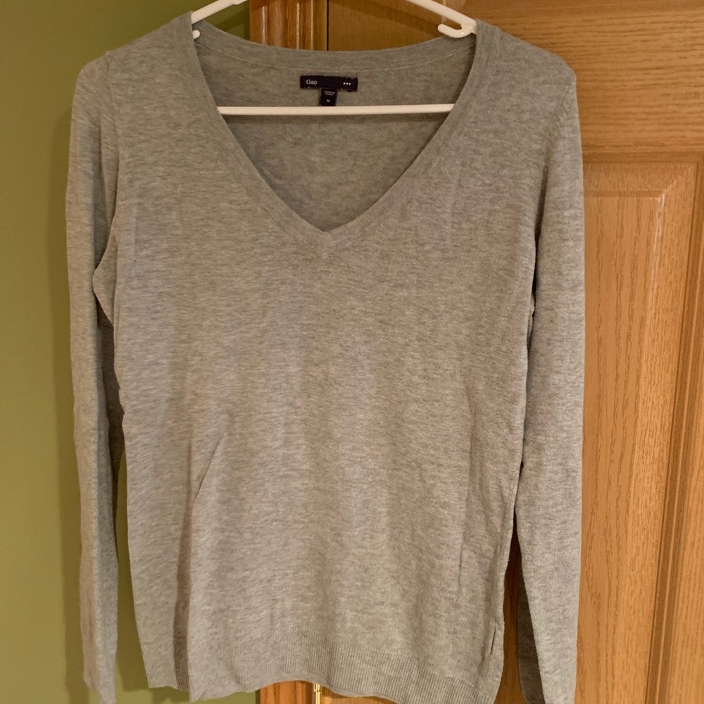 Gap gray light weight vneck sweater